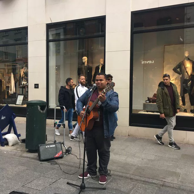 Jornada Musical de Fábio Rodrigues, um talentoso músico brasileiro,  nas Ruas de Dublin. Ele  iniciou carreira como busker nas movimentadas ruas de Dublin apenas duas semanas após chegar à cidade. 